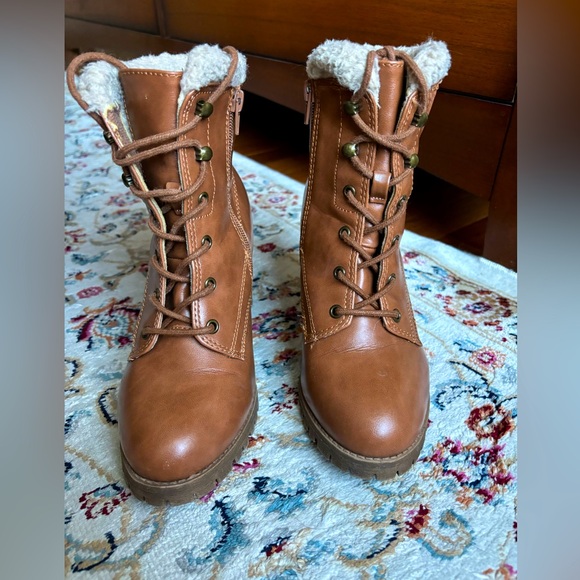cute lace up faux fur trimmed Jellypop boots. Light brown/dark tan in color - Picture 5 of 15